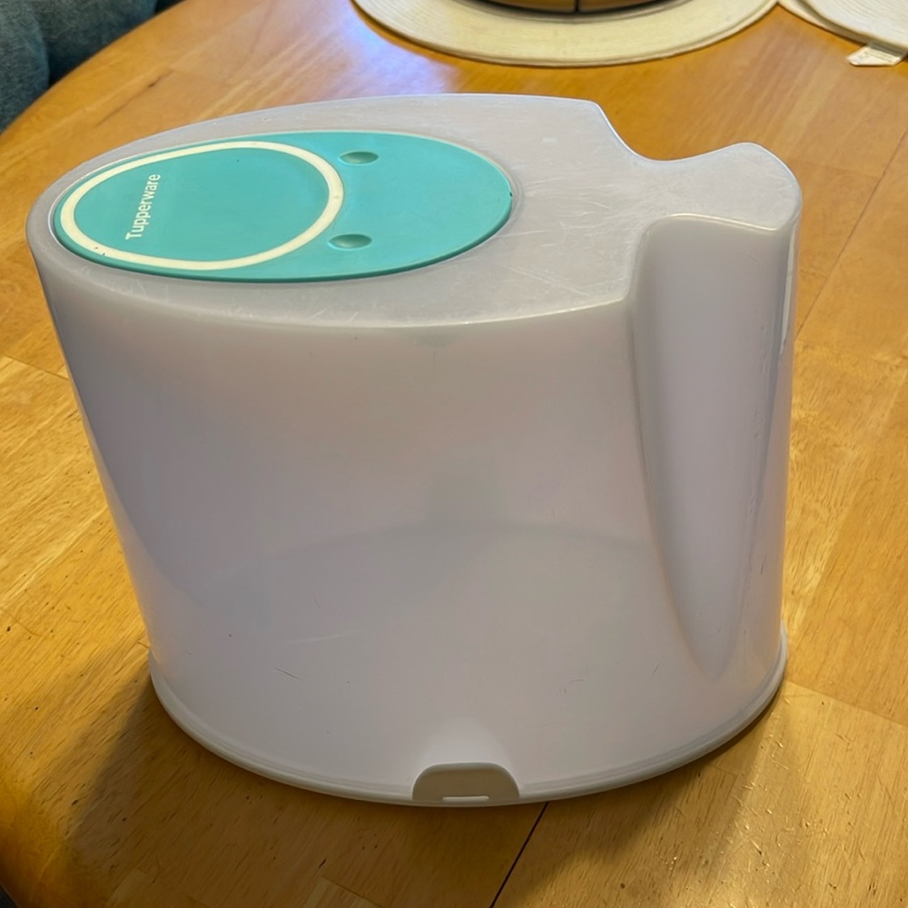 Tupperware first in first out cereal container